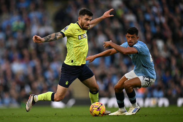 孙颖莎夹着纪念品为对手鼓掌，在合影时刻与队医德华最后亮相！.