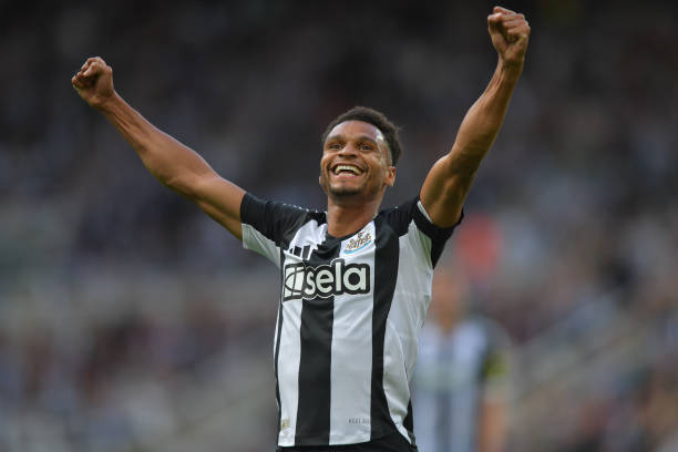 三人齊聚一堂 布克的防守困境隨之消散.