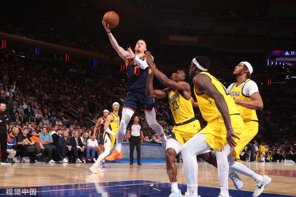 新型擦边来袭，打台球穿得少的可怜，跟没穿一样.